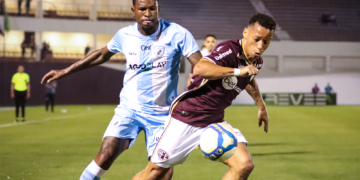 Tubarão cria chances e tem gol anulado, mas fica zerado contra a Ferroviária